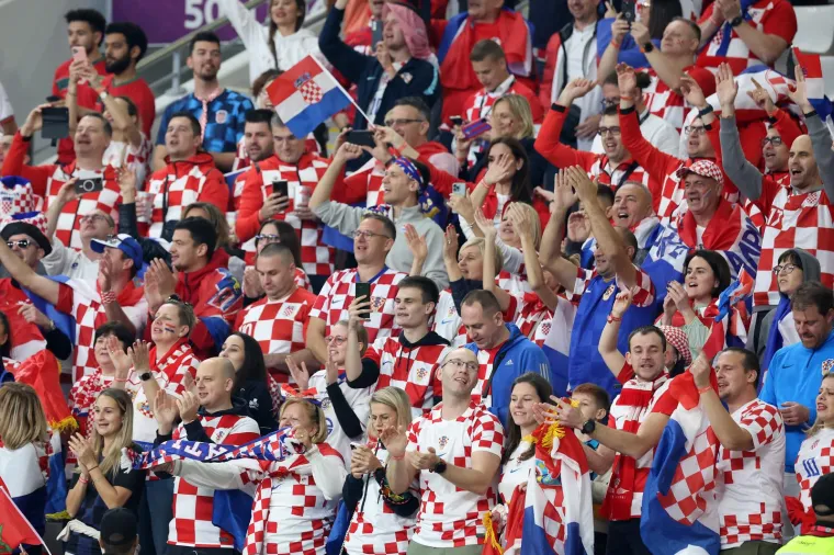 Navijači pune stadion Khalifu: Radost i osmjesi na licima prevladavaju, svi žele tu broncu