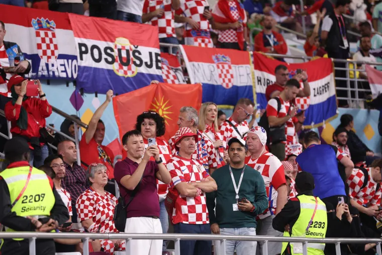 Navijači pune stadion Khalifu: Radost i osmjesi na licima prevladavaju, svi žele tu broncu