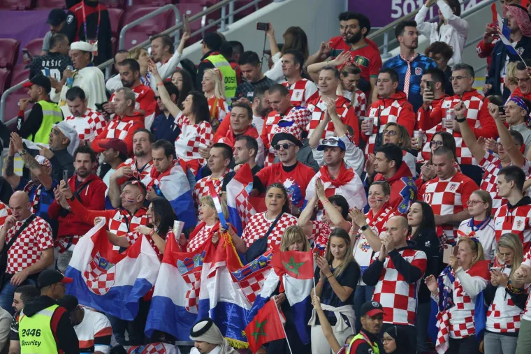 Navijači pune stadion Khalifu: Radost i osmjesi na licima prevladavaju, svi žele tu broncu