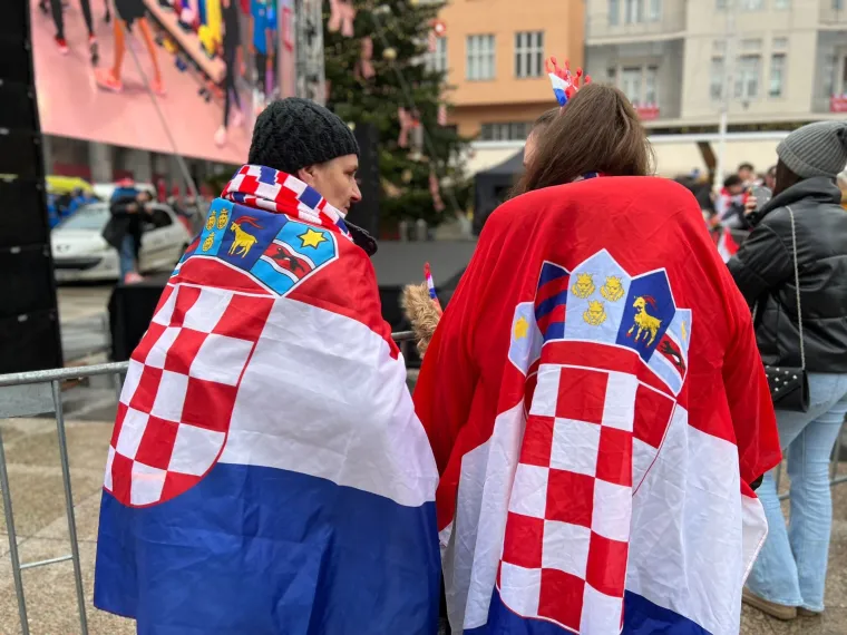Rijeka, Osijek, Zagreb, Makarska. Hrvati unatoč hladnoći zajedno gledaju utakmicu