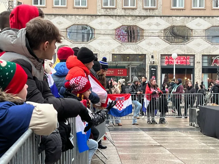 Rijeka, Osijek, Zagreb, Makarska. Hrvati unatoč hladnoći zajedno gledaju utakmicu