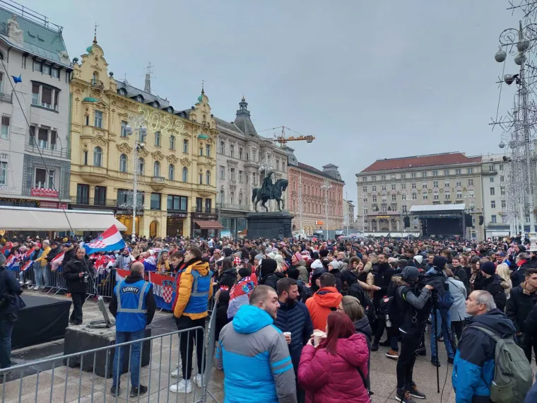 Rijeka, Osijek, Zagreb, Makarska. Hrvati unatoč hladnoći zajedno gledaju utakmicu