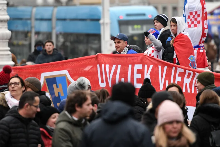Rijeka, Osijek, Zagreb, Makarska. Hrvati unatoč hladnoći zajedno gledaju utakmicu