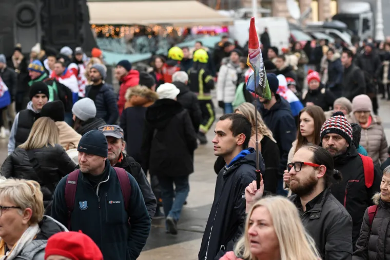 Rijeka, Osijek, Zagreb, Makarska. Hrvati unatoč hladnoći zajedno gledaju utakmicu