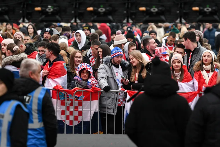 Rijeka, Osijek, Zagreb, Makarska. Hrvati unatoč hladnoći zajedno gledaju utakmicu