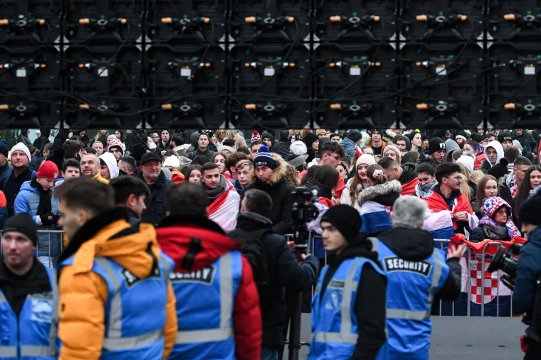Rijeka, Osijek, Zagreb, Makarska. Hrvati unatoč hladnoći zajedno gledaju utakmicu