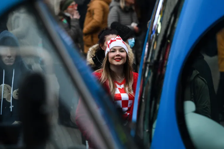 Rijeka, Osijek, Zagreb, Makarska. Hrvati unatoč hladnoći zajedno gledaju utakmicu