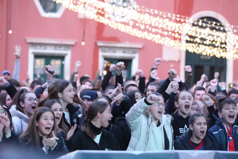Rijeka, Osijek, Zagreb, Makarska. Hrvati unatoč hladnoći zajedno gledaju utakmicu