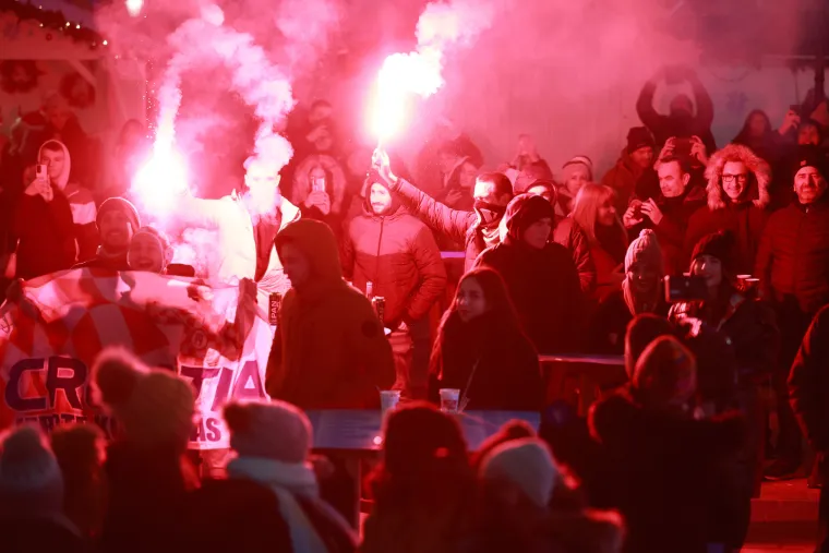 Rijeka, Osijek, Zagreb, Makarska. Hrvati unatoč hladnoći zajedno gledaju utakmicu