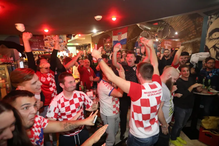 Rijeka, Osijek, Zagreb, Makarska. Hrvati unatoč hladnoći zajedno gledaju utakmicu