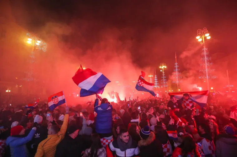 Zagrebački glavni trg podivljao nakon prekrasnog gola Oršića za 2:1: Počeo je šou s bakljama