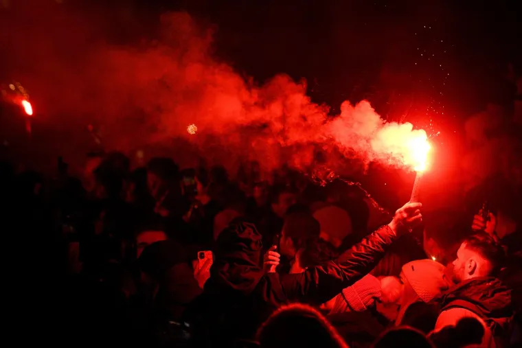 Zagrebački glavni trg podivljao nakon prekrasnog gola Oršića za 2:1: Počeo je šou s bakljama
