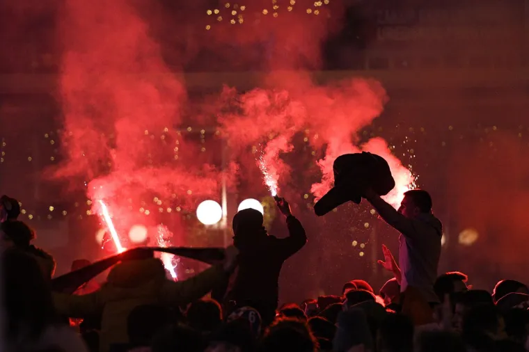 Zagrebački glavni trg podivljao nakon prekrasnog gola Oršića za 2:1: Počeo je šou s bakljama