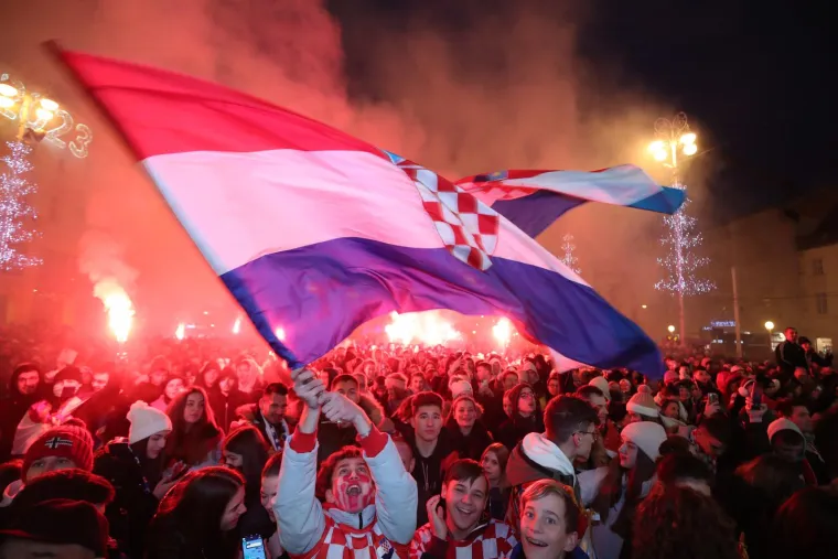 Zagrebački glavni trg podivljao nakon prekrasnog gola Oršića za 2:1: Počeo je šou s bakljama