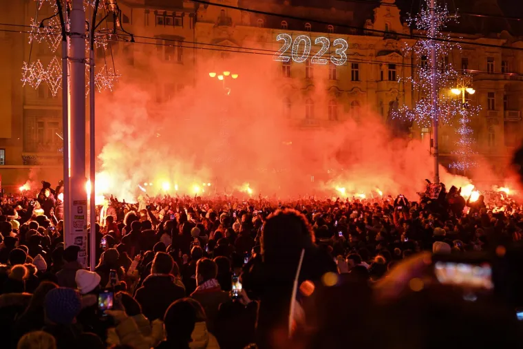Zagrebački glavni trg podivljao nakon prekrasnog gola Oršića za 2:1: Počeo je šou s bakljama