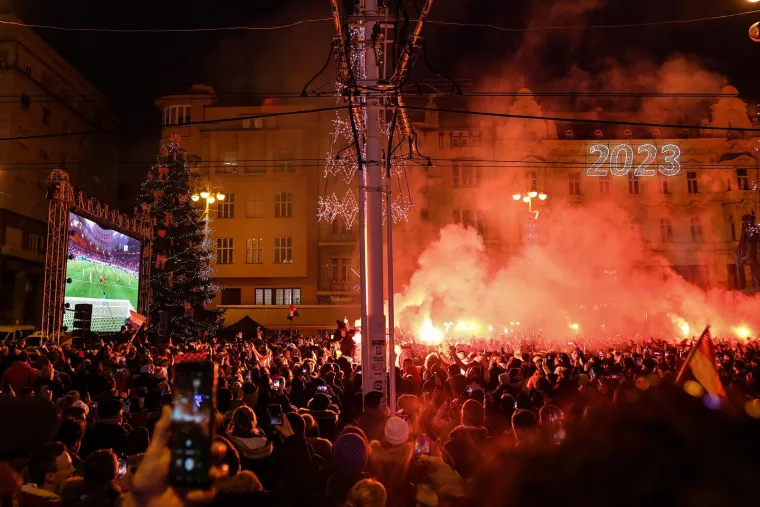 Zagrebački glavni trg podivljao nakon prekrasnog gola Oršića za 2:1: Počeo je šou s bakljama