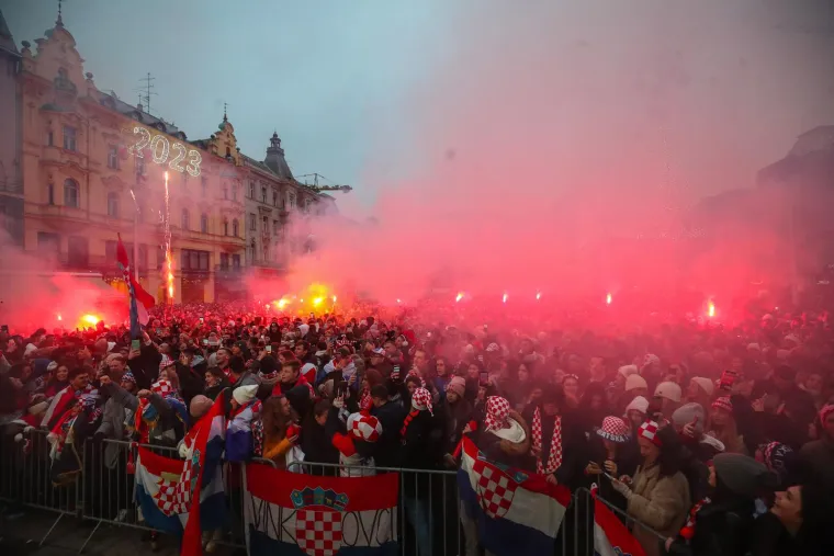 Zagrebački glavni trg podivljao nakon prekrasnog gola Oršića za 2:1: Počeo je šou s bakljama