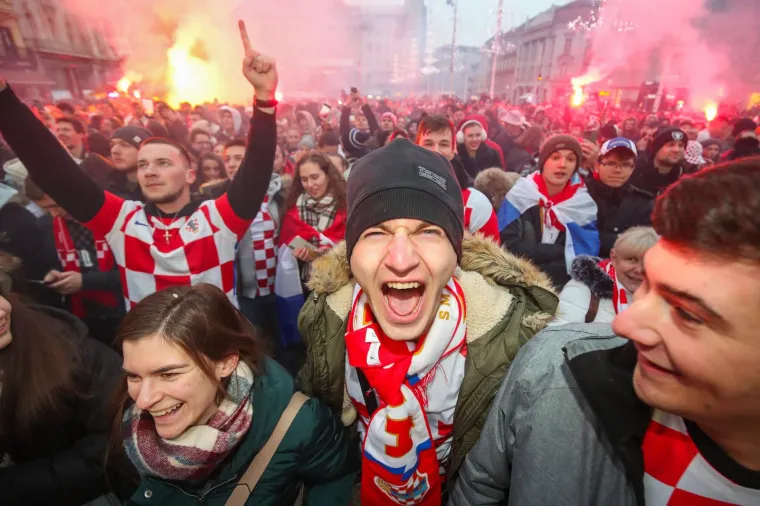 Zagrebački glavni trg podivljao nakon prekrasnog gola Oršića za 2:1: Počeo je šou s bakljama