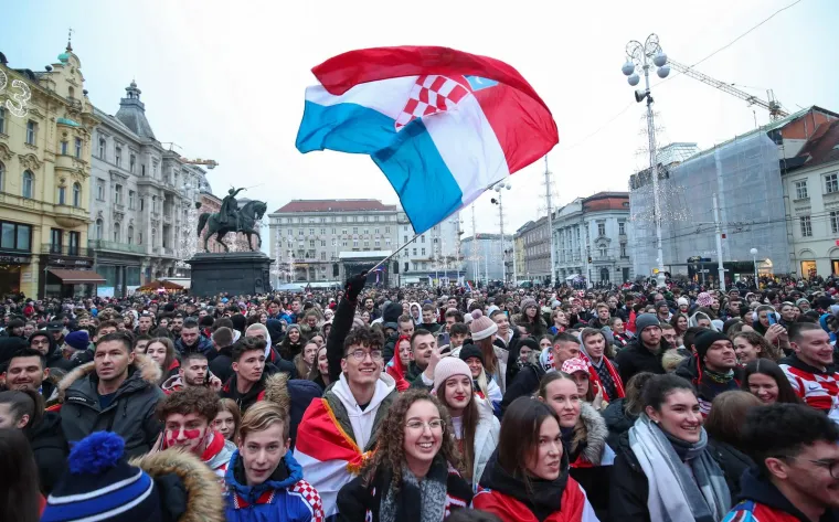 Navijači na Trgu bana Josipa Jelačića, Hrvatska - Maroko