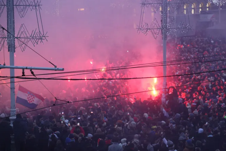 Zagrebački glavni trg podivljao nakon prekrasnog gola Oršića za 2:1: Počeo je šou s bakljama