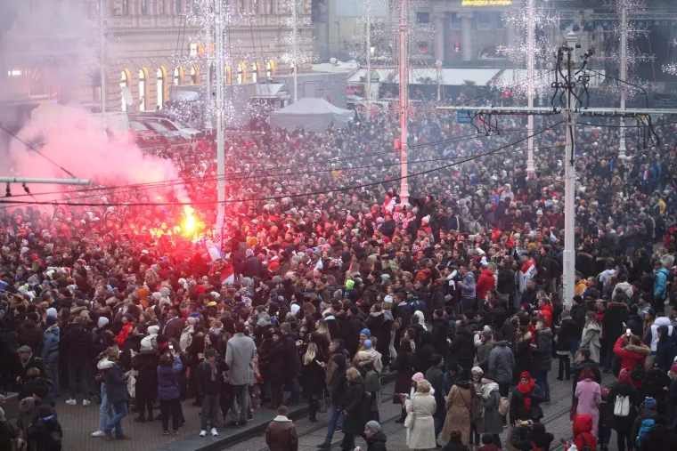 Zagrebački glavni trg podivljao nakon prekrasnog gola Oršića za 2:1: Počeo je šou s bakljama