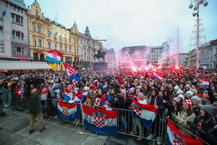 Zagrebački glavni trg podivljao nakon prekrasnog gola Oršića za 2:1: Počeo je šou s bakljama