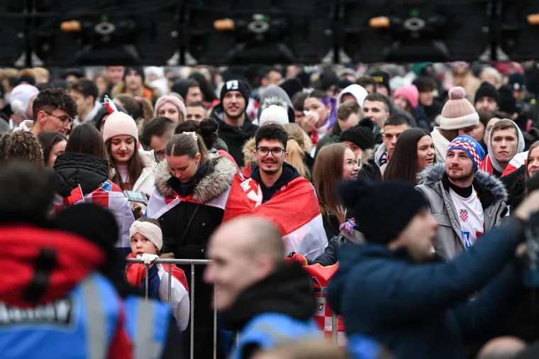 Zagrebački glavni trg podivljao nakon prekrasnog gola Or&scaron;ića za 2:1: Počeo je &scaron;ou s bakljama
