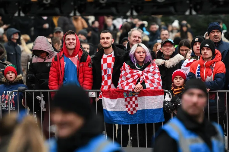 Zagrebački glavni trg podivljao nakon prekrasnog gola Or&scaron;ića za 2:1: Počeo je &scaron;ou s bakljama