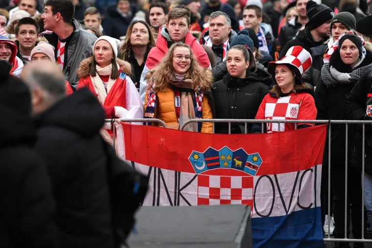 Zagrebački glavni trg podivljao nakon prekrasnog gola Or&scaron;ića za 2:1: Počeo je &scaron;ou s bakljama