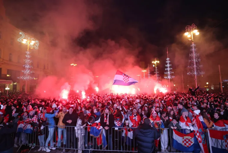 Zagrebački glavni trg podivljao nakon prekrasnog gola Or&scaron;ića za 2:1: Počeo je &scaron;ou s bakljama