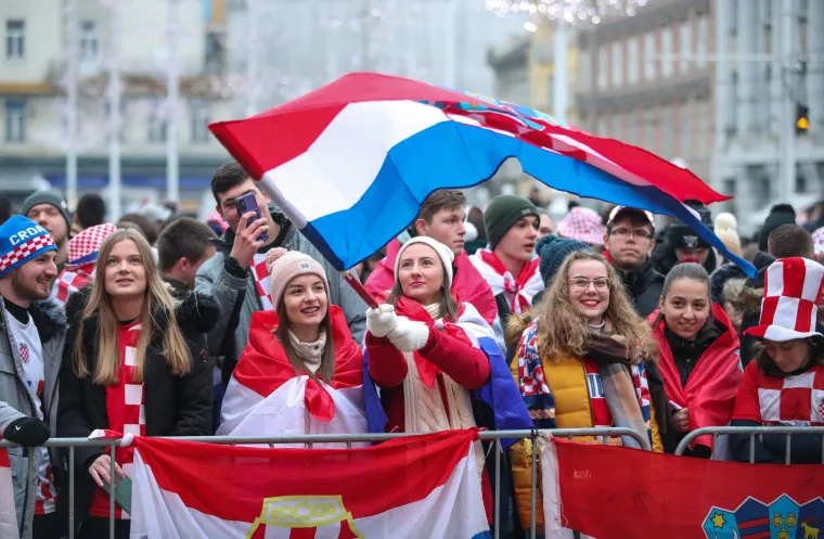Zagrebački glavni trg podivljao nakon prekrasnog gola Or&scaron;ića za 2:1: Počeo je &scaron;ou s bakljama
