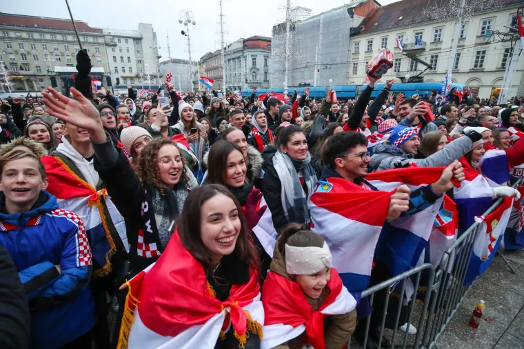 Zagrebački glavni trg podivljao nakon prekrasnog gola Or&scaron;ića za 2:1: Počeo je &scaron;ou s bakljama