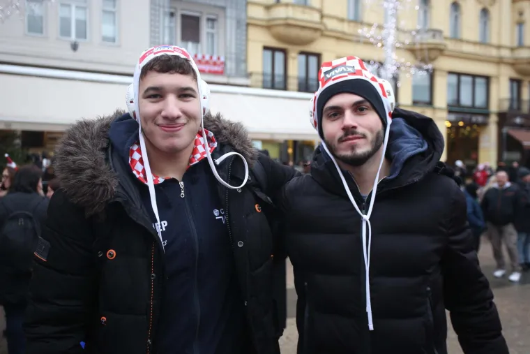 Zagrebački glavni trg podivljao nakon prekrasnog gola Or&scaron;ića za 2:1: Počeo je &scaron;ou s bakljama
