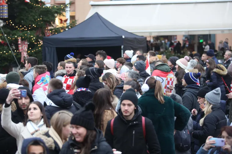 Zagrebački glavni trg podivljao nakon prekrasnog gola Or&scaron;ića za 2:1: Počeo je &scaron;ou s bakljama