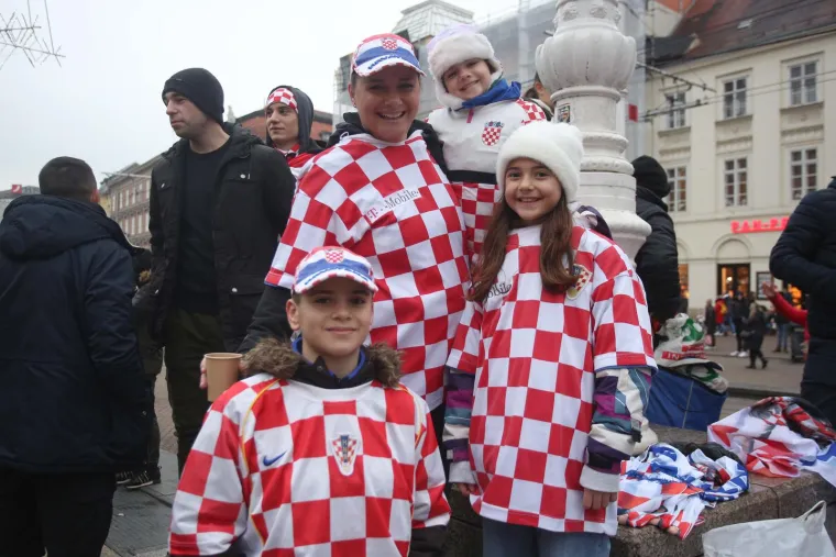 Zagrebački glavni trg podivljao nakon prekrasnog gola Or&scaron;ića za 2:1: Počeo je &scaron;ou s bakljama