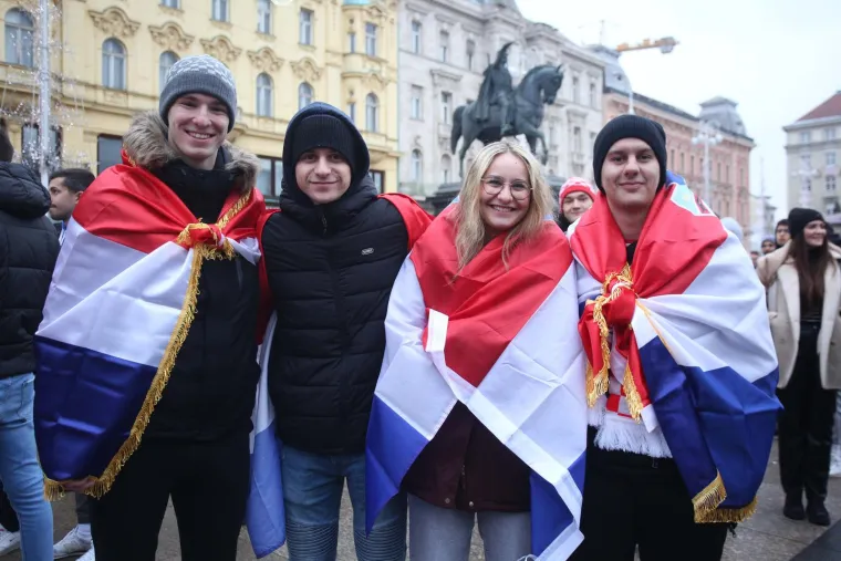 Zagrebački glavni trg podivljao nakon prekrasnog gola Or&scaron;ića za 2:1: Počeo je &scaron;ou s bakljama