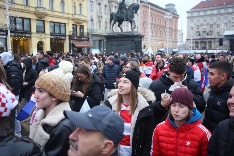 Zagrebački glavni trg podivljao nakon prekrasnog gola Or&scaron;ića za 2:1: Počeo je &scaron;ou s bakljama