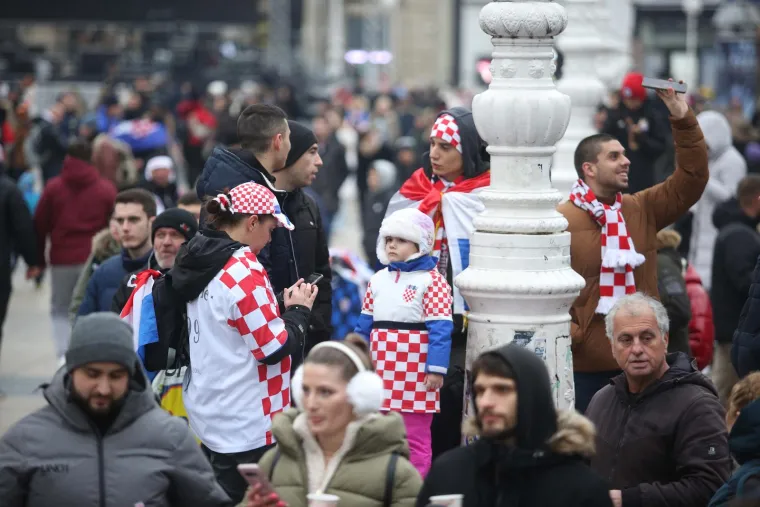 Zagrebački glavni trg podivljao nakon prekrasnog gola Or&scaron;ića za 2:1: Počeo je &scaron;ou s bakljama