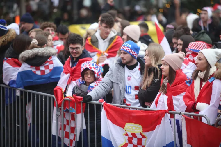 Zagrebački glavni trg podivljao nakon prekrasnog gola Or&scaron;ića za 2:1: Počeo je &scaron;ou s bakljama