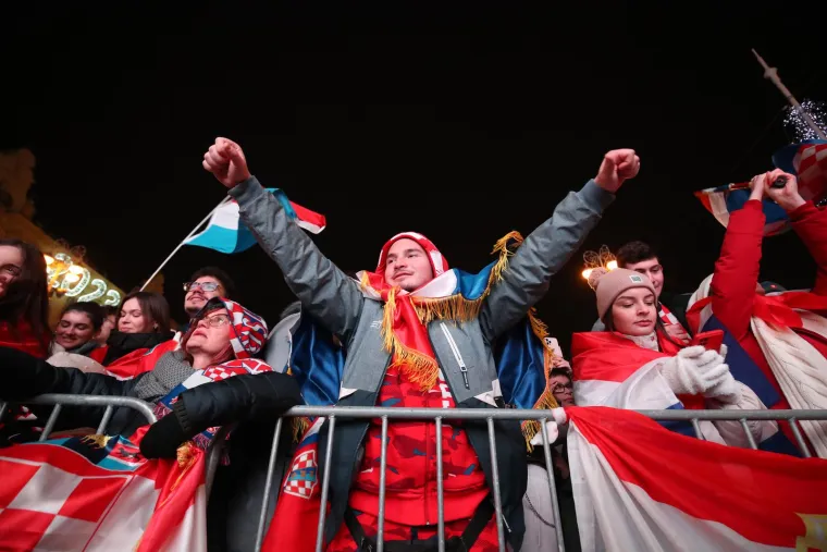 Zagrebački glavni trg podivljao nakon prekrasnog gola Or&scaron;ića za 2:1: Počeo je &scaron;ou s bakljama