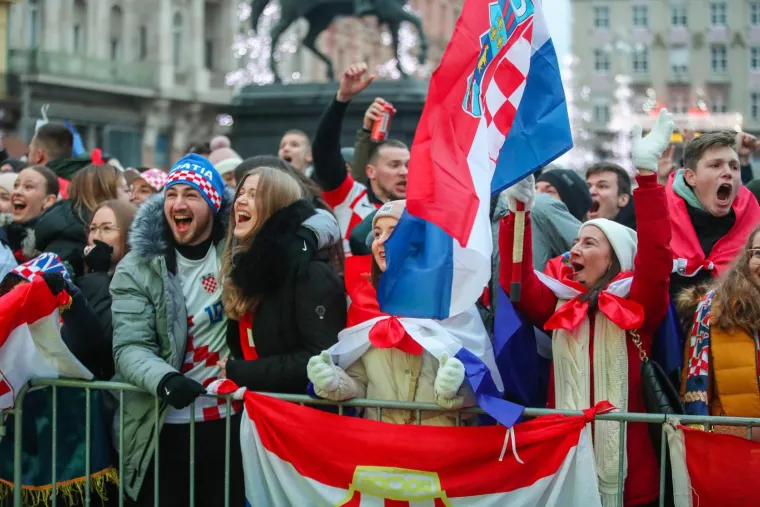 Zagrebački glavni trg podivljao nakon prekrasnog gola Or&scaron;ića za 2:1: Počeo je &scaron;ou s bakljama