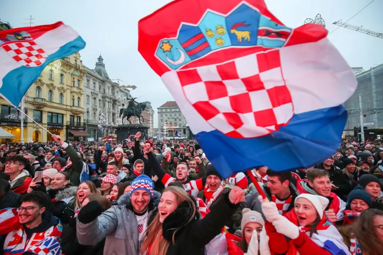 Zagrebački glavni trg podivljao nakon prekrasnog gola Or&scaron;ića za 2:1: Počeo je &scaron;ou s bakljama