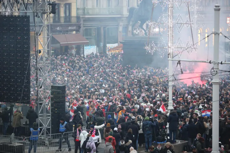 Zagrebački glavni trg podivljao nakon prekrasnog gola Or&scaron;ića za 2:1: Počeo je &scaron;ou s bakljama