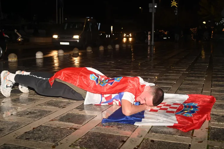 Makarska: Navijači nakon pobjede Hrvatske nad Marokom
