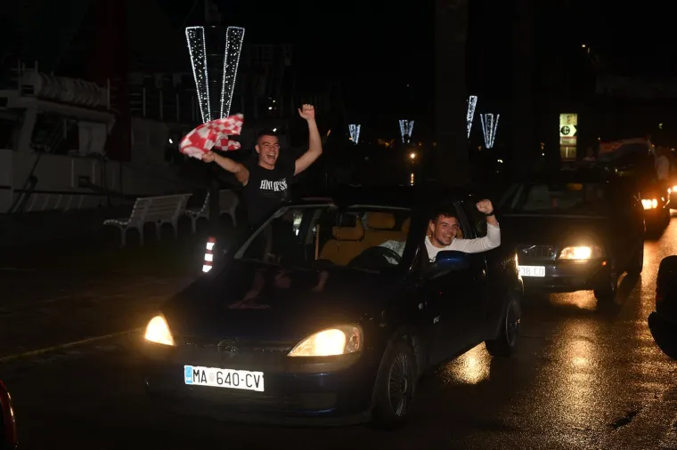 Makarska: Navijači nakon pobjede Hrvatske nad Marokom