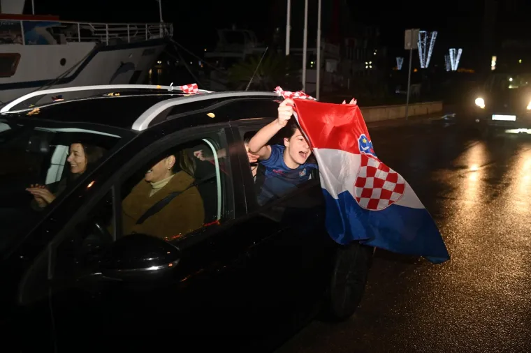 Makarska: Navijači nakon pobjede Hrvatske nad Marokom