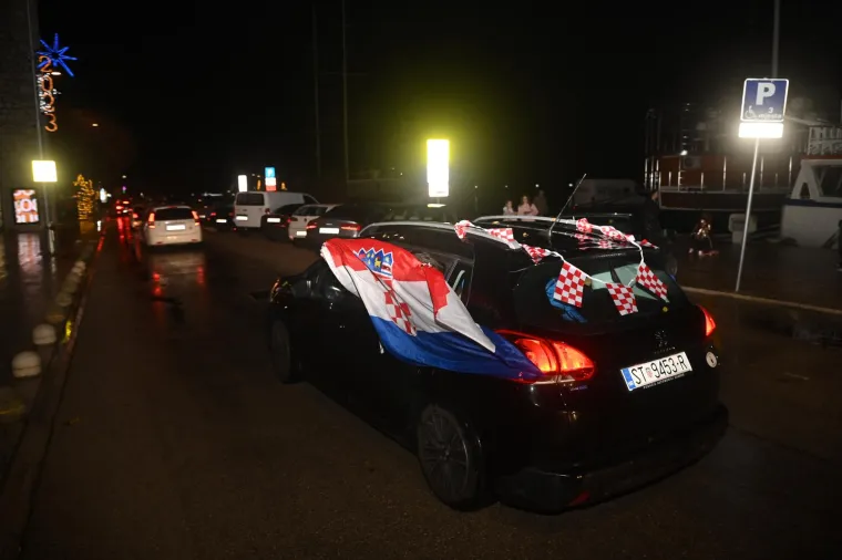 Makarska: Navijači nakon pobjede Hrvatske nad Marokom