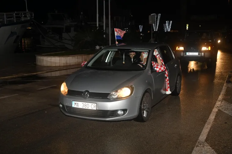 Makarska: Navijači nakon pobjede Hrvatske nad Marokom