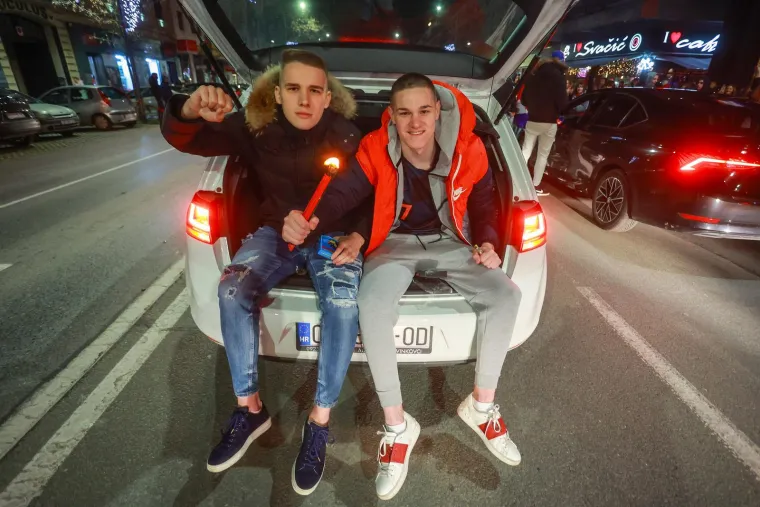 Osijek: Navijači nakon pobjede Hrvatske nad Marokom