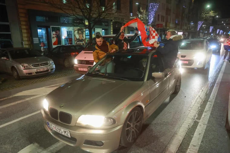 Osijek: Navijači nakon pobjede Hrvatske nad Marokom